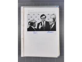 Autographen: 1960/2000, Konvolut mit u.a. kleiner Sammlung “Helmut Schmidt” mit ca. 30 Fotos (zum Teil mit weiteren Unterschr