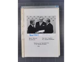 Autographen: 1960/2000, Konvolut mit u.a. kleiner Sammlung “Helmut Schmidt” mit ca. 30 Fotos (zum Teil mit weiteren Unterschr