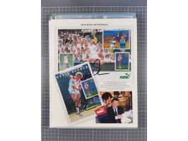 Autographen: 1960/2000, Konvolut mit u.a. kleiner Sammlung “Helmut Schmidt” mit ca. 30 Fotos (zum Teil mit weiteren Unterschr