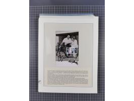 Autographen: 1960/2000, Konvolut mit u.a. kleiner Sammlung “Helmut Schmidt” mit ca. 30 Fotos (zum Teil mit weiteren Unterschr